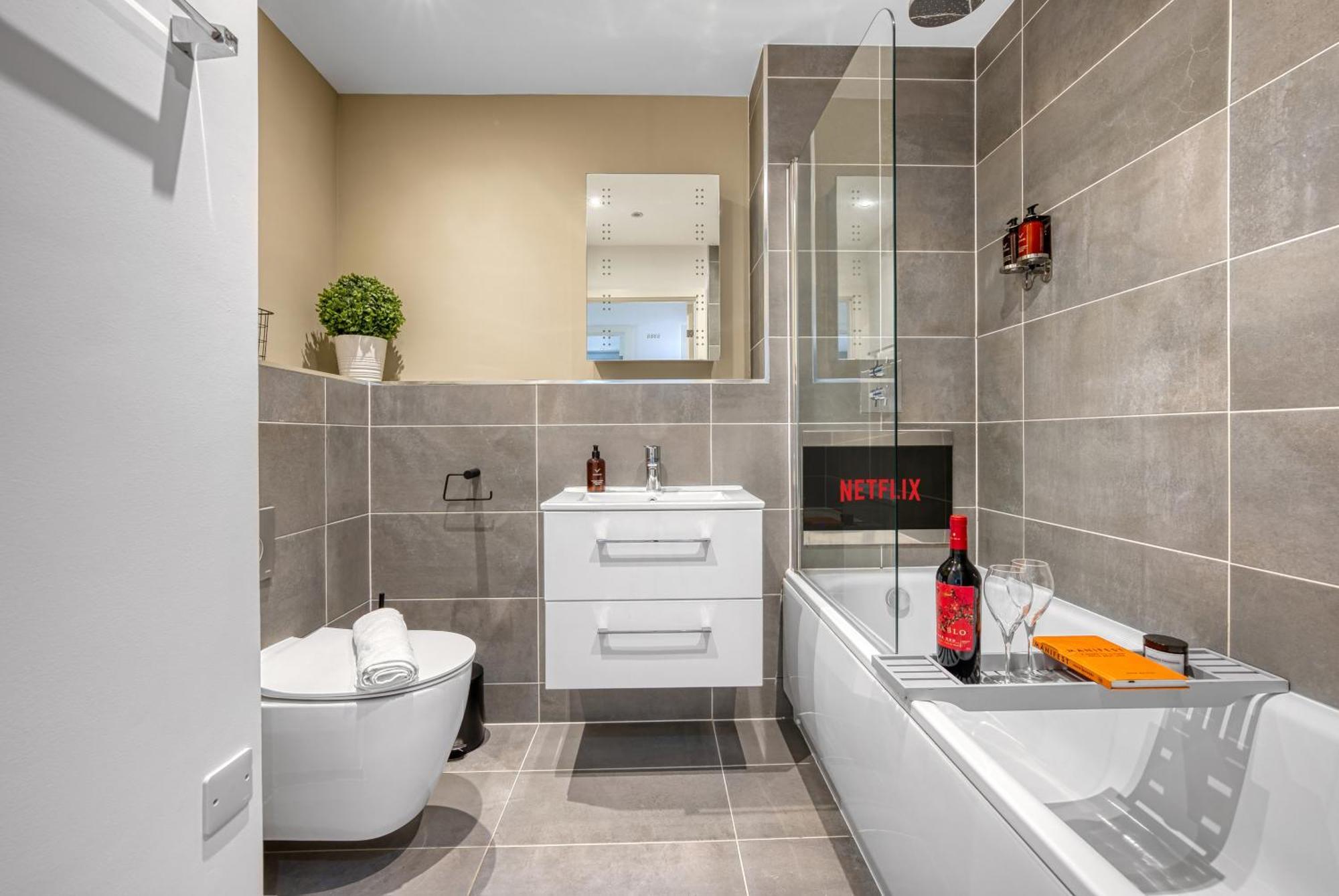 1 Bedroom Ocean Village Luxurious, Stylish & Cosy Apartment, Central Location In Southampton, Sleeps 4 - Summer Special Offer! - By Blue Puffin Stays Экстерьер фото